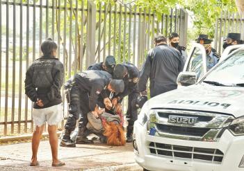 Policías tratan como delincuentes a estudiantes que intentaron encadenarse