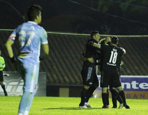 Libertad supera a River Plate y sigue en la pelea