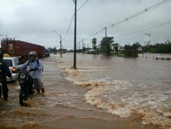 Inundaciones y destrozos dejan a su paso tormentas en Central y Asunción