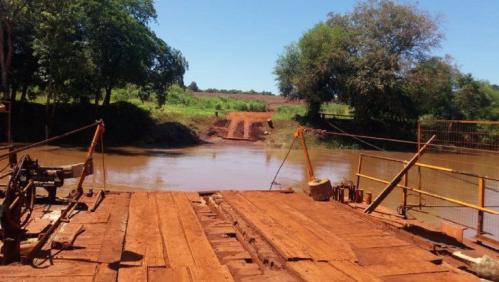 Camioneta cae al río Ñacunday y fue arrastrada por la corriente