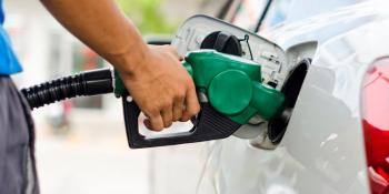Precios de combustibles bajan en emblemas privados