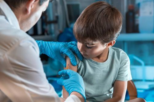 Prueban vacuna anticovid en niños y adolescentes