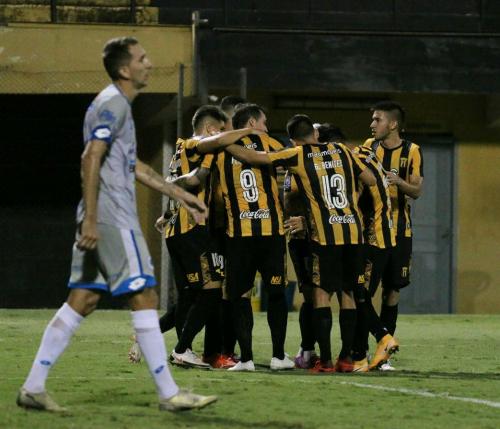 Guaraní se exige, vence y alcanza la punta