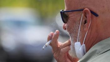 EE.UU prioriza inmunizar a fumadores y causa polémica