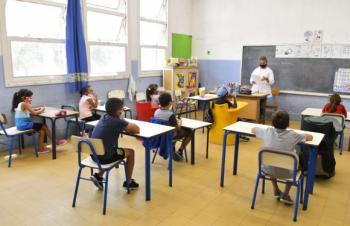 Ante aumento de casos, Uruguay suspende la obligatoriedad de asistir a clases