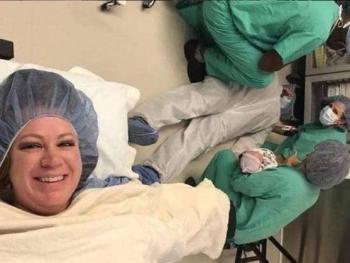 Viral: Un hombre se desmaya en pleno parto y su esposa hace una selfie