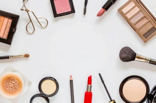 Ingenieras ambientales buscan reciclar maquillajes y crear arte