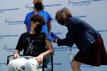 Adolescentes comienzan a ser inmunizados en Miami