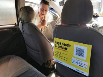 Taxistas se modernizan y aceptan pagos mediante código QR