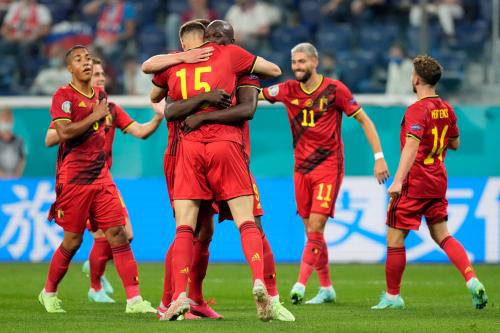 Bélgica debuta goleando 3-0 a Rusia