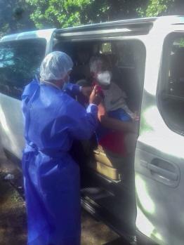 Ayudan a personas de asentamientos a trasladarse hasta los vacunatorios