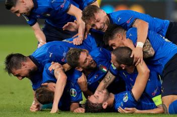 Italia vuelve a golear y sella su clasificación