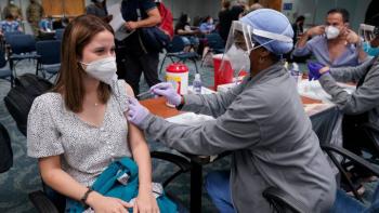 Hasta el 31 de julio seguirán vacunando a turistas en el aeropuerto de Miami