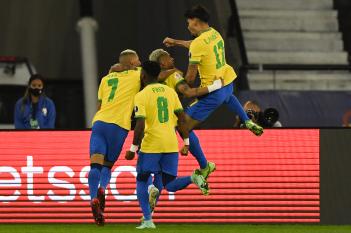Brasil clasifica con lo justo ante Chile