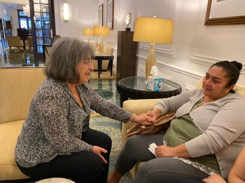 Alcaldesa de Miami consuela a la madre de Leidy Luna