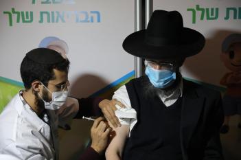 Coronavirus: Israel aplica una tercera dosis a personas con riesgo inmunológico