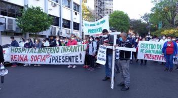 Médicos protestan para exigir aumento salarial