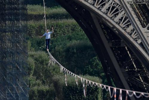 Impactante: Sobre una cuerda cruza desde la torre Eiffel al Teatro de Chaillot