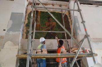 Trabajadores descubren murales de los años 50 en el Puerto de Asunción