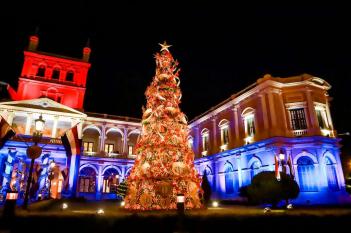 Árbol navideño del Palacio está inspirado en el poncho de 60 listas
