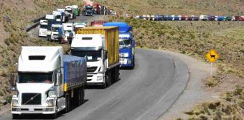Cancilleria trabaja para asistir a camioneros varados en Chile y Argentina