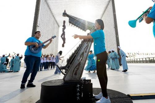 Orquesta H2O se presenta con el arpa de agua en la Expo Dubái
