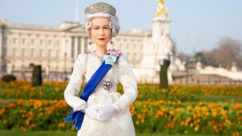 En tiempo récord: Se agotó la muñeca de la Reina Isabel II