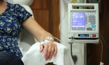 Sobredosis en sesión de quimio: Enfermera reconoce “error”