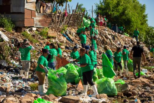 Voluntarios retiran 26 mil kilos de basura del Arroyo Mburicaó