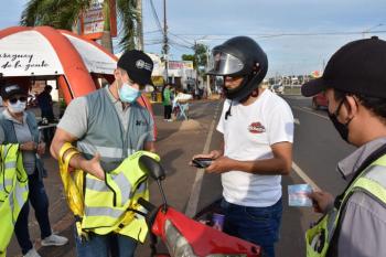 Entregan chalecos reflectivos a motociclistas de Misiones